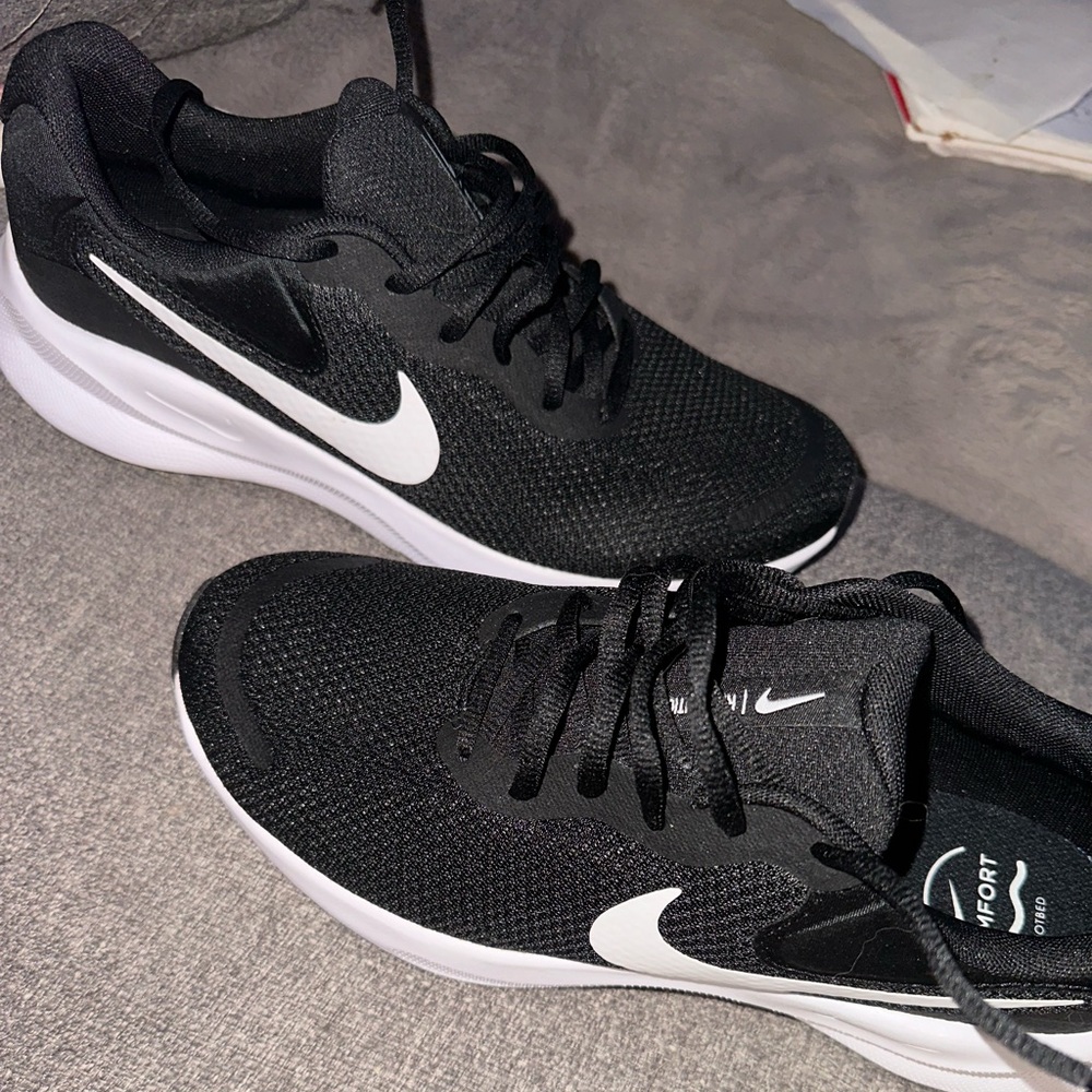 Brand new men’s Nike revolution comfortable sneakers